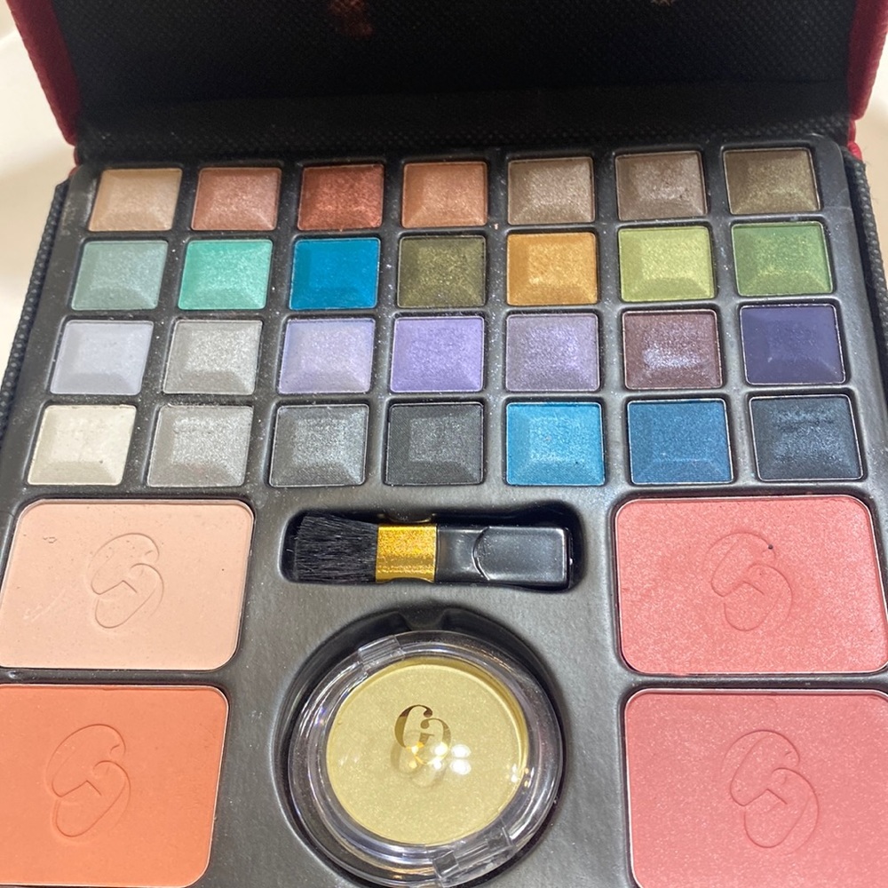 Beauty Set in a stylish makeup travel kit